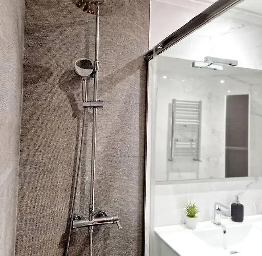 Apartamento Nuevo, Luminoso Y Céntrico. Parking Gratis *