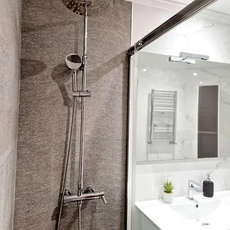 Apartamento Nuevo, Luminoso Y Centrico. Parking Gratis *